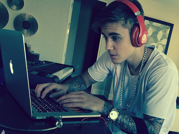 Justin Bieber Pilih Rekaman Album Baru di Dapur Rumahnya?